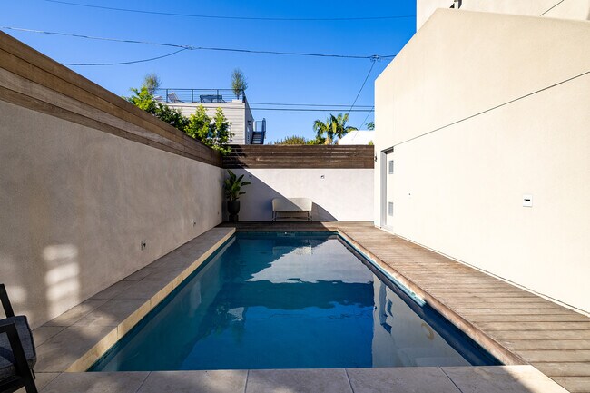 Foto del edificio - 831 Dickson St