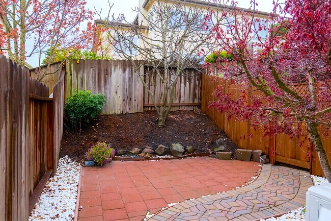 personal backyard for entertaining - 1008 Ridgeview Dr