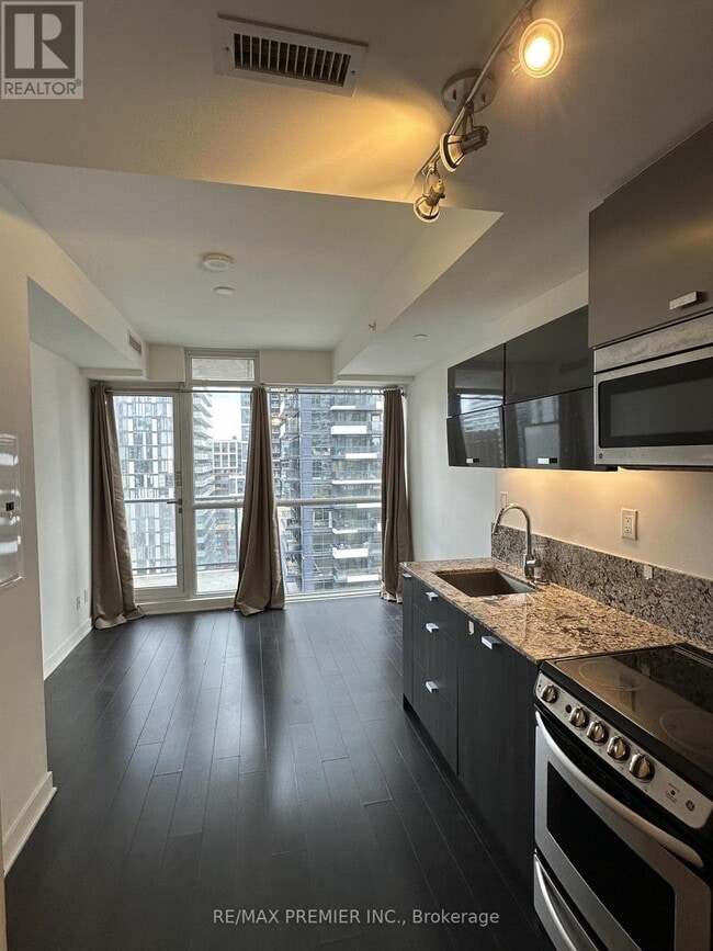 Building Photo - 290 Adelaide St W