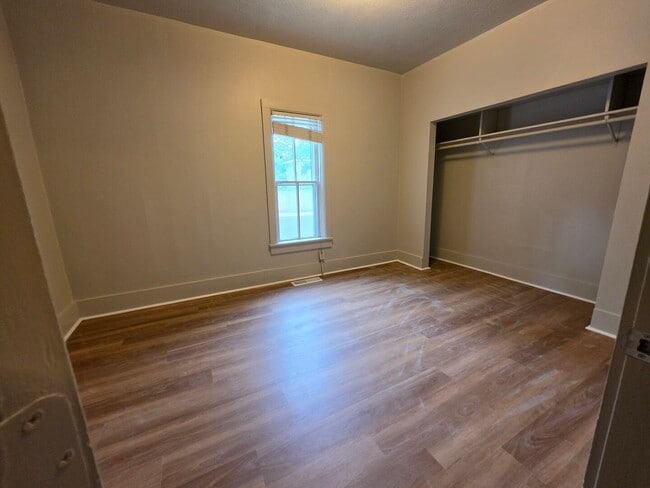 Building Photo - Charming 2 bedroom unit - Conveniently located.