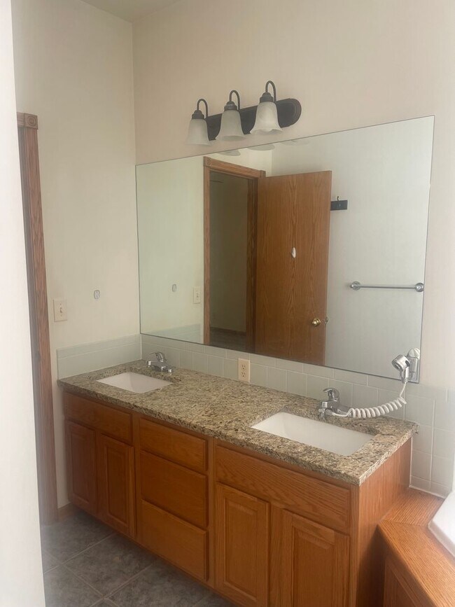 Building Photo - Beautiful Eastside Home 5 Bedroom  3 Bath