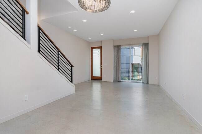 Foto del edificio - 3810 California Ave SW