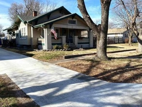 Building Photo - 817 N Maple St