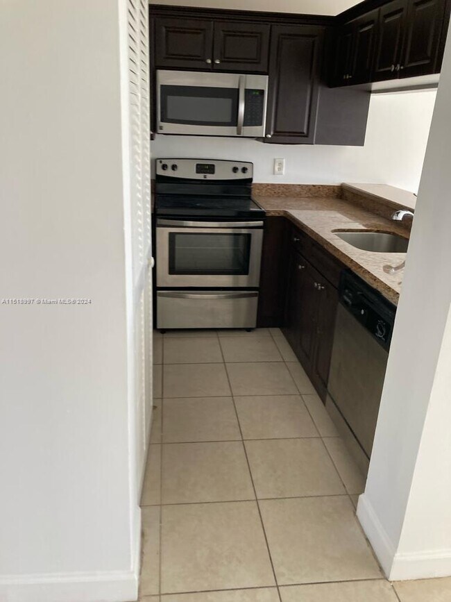 Foto del edificio - 7204 Glenmoor Dr