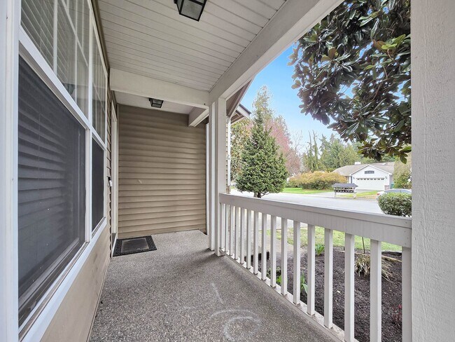 Foto del edificio - 2-Story modern home in Silver Firs. Large ...