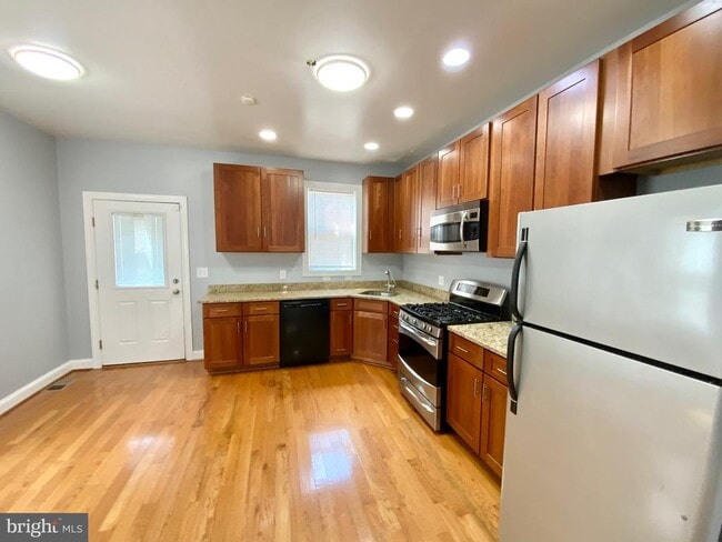 Building Photo - 812 5th St NE