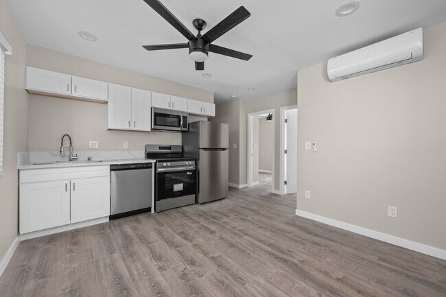 Foto del edificio - Bedrooms for Rent!