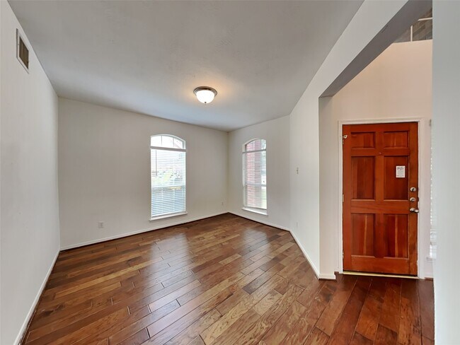 Foto del edificio - 3719 Pine Lake Dr