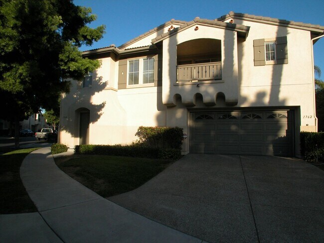 Building Photo - WOW! 2 bedroom, 2 bath Townhome in Capri!