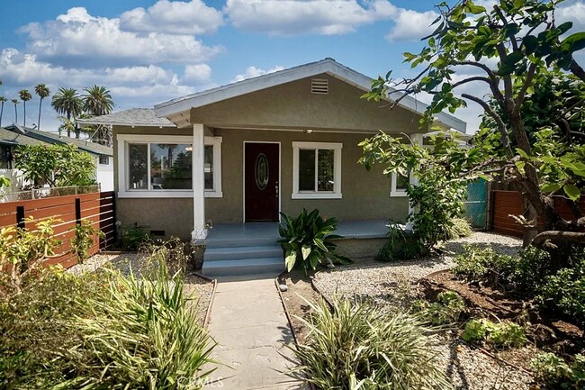 Cozy, charming, Craftsman bungalow in desirable West Adams - 2824 S Orange Dr