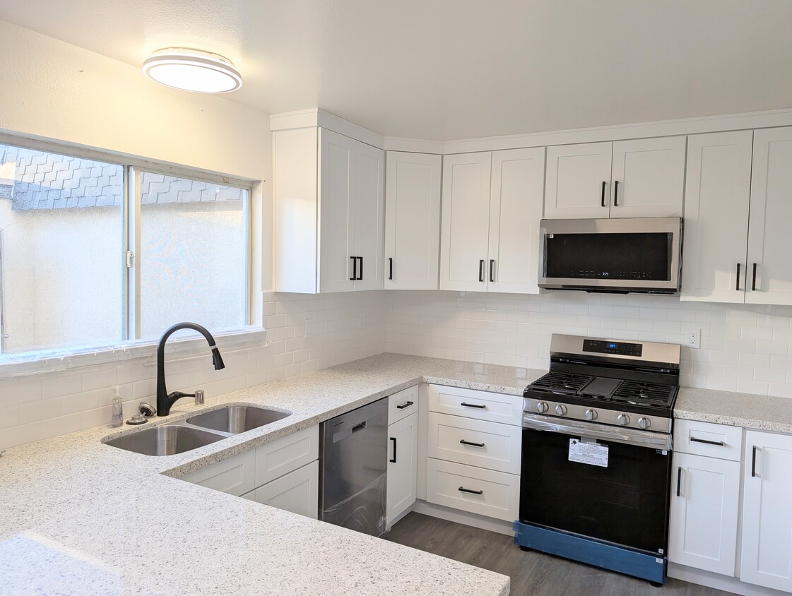 Spacious kitchen with breakfast area - 19050 Kittridge St