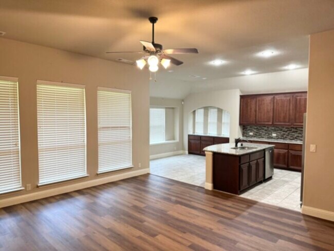 Foto del edificio - LUXURY STARTS HERE**** 5 BEDROOM IN HAGAN HILL SUBDIVISION****