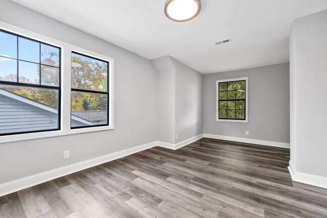 Foto del edificio - 2400 Woodbine Ave