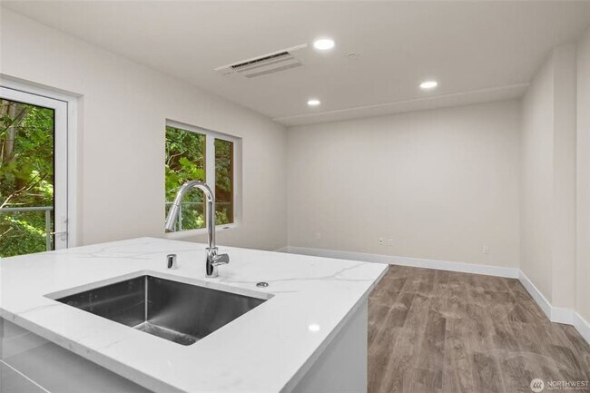 Foto del edificio - 1709 Harbor Ave SW