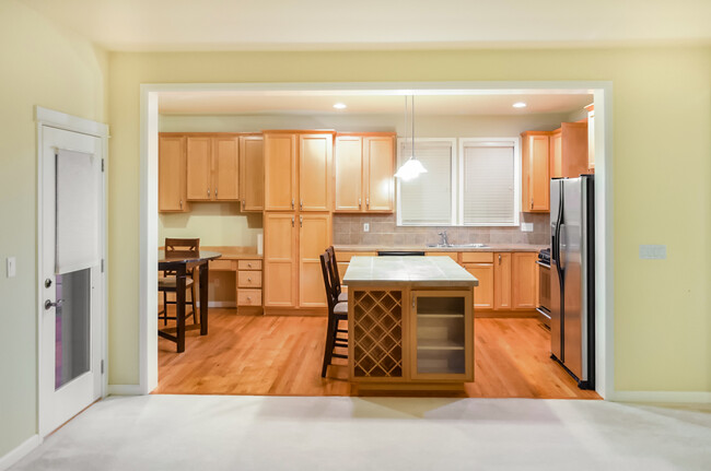 Building Photo - Modern 2-story in Sweetbrier. Private lot ...