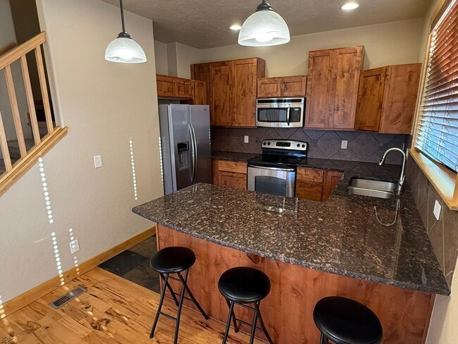 Building Photo - Upgraded End Townhouse with Neighborhood P...