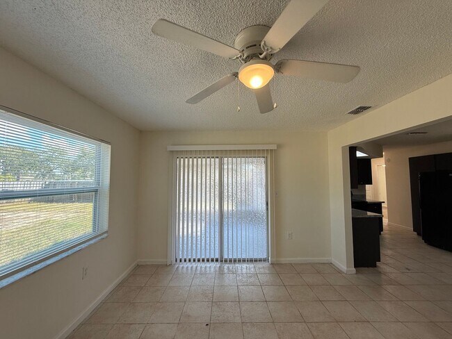 Foto del edificio - 8649 Paxton Dr