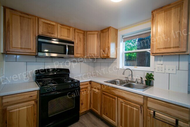 Building Photo - Updated 2 bedroom apartment in central For...