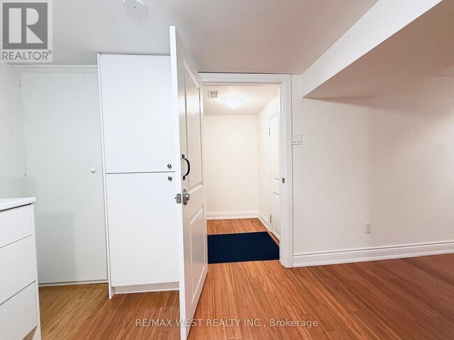 Photo du bâtiment - 43 Dunblaine Ave