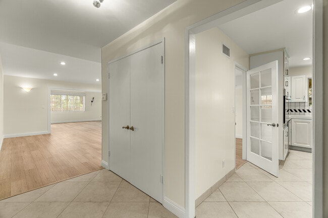 Building Photo - 817 Malone Dr