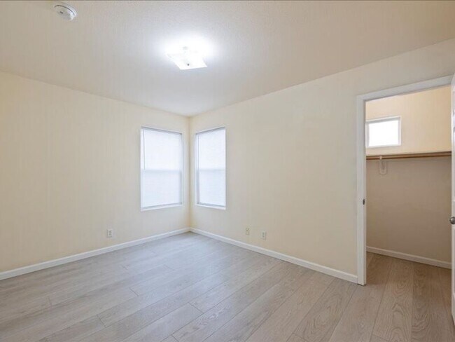 Foto del edificio - 6405 Chapel Hill Blvd