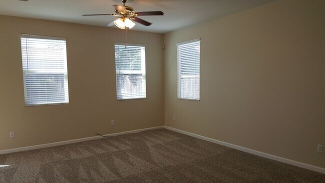 Building Photo - 4 bedroom near Franklin High School