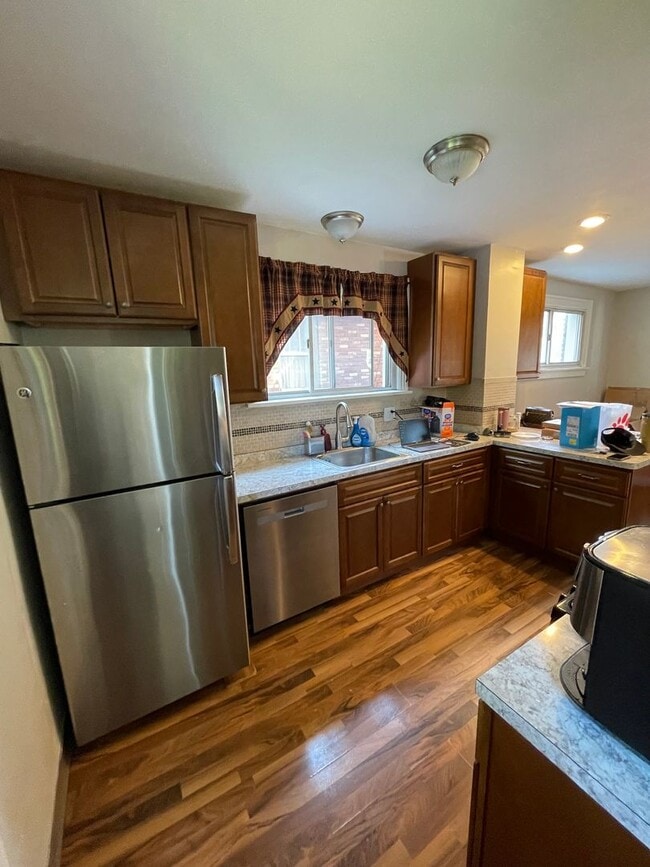 Building Photo - Spacious 3 Bedroom/2 Bathroom Home on Quie...