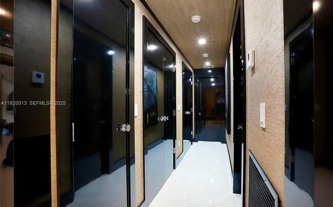 Building Photo - 6611 Leonardo St