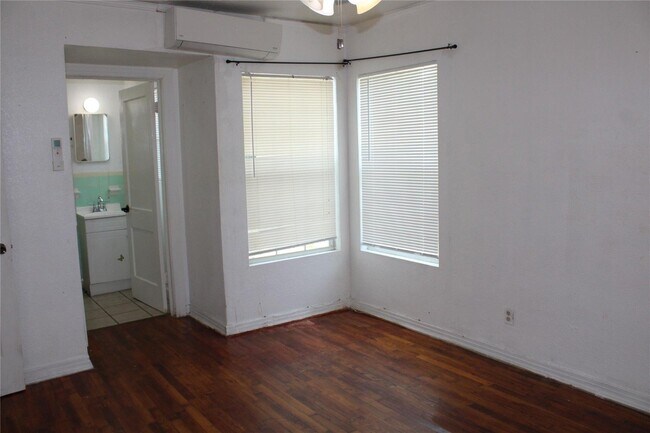 Building Photo - This is a 1 bedroom - 1 bathroom duplex in...