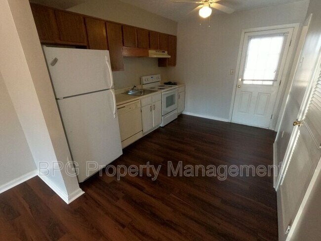 Foto del edificio - 605 Hamlet Ave