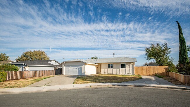 Foto del edificio - 4 Bedroom home with RV parking