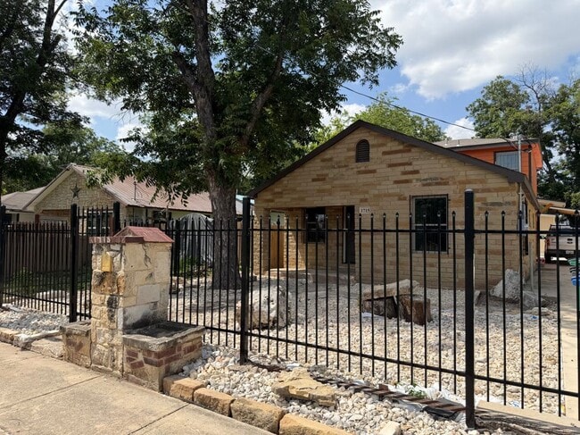 Building Photo - 1715 Saltillo St