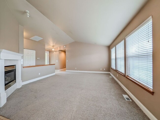 Foto del edificio - Move in ready 3 Bed 2 bath rambler w/ 2 car garage & fenced backyard!