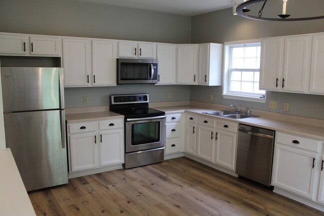 Building Photo - Beautiful Ranch Home in Avon!