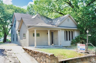 Building Photo - 102 S Schiller St