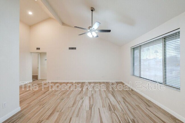 Building Photo - 3231 N Woodburne Dr