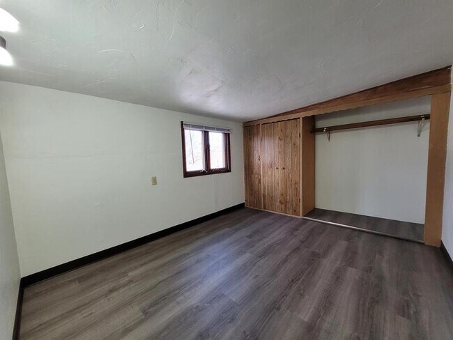 Building Photo - 913 9th Street