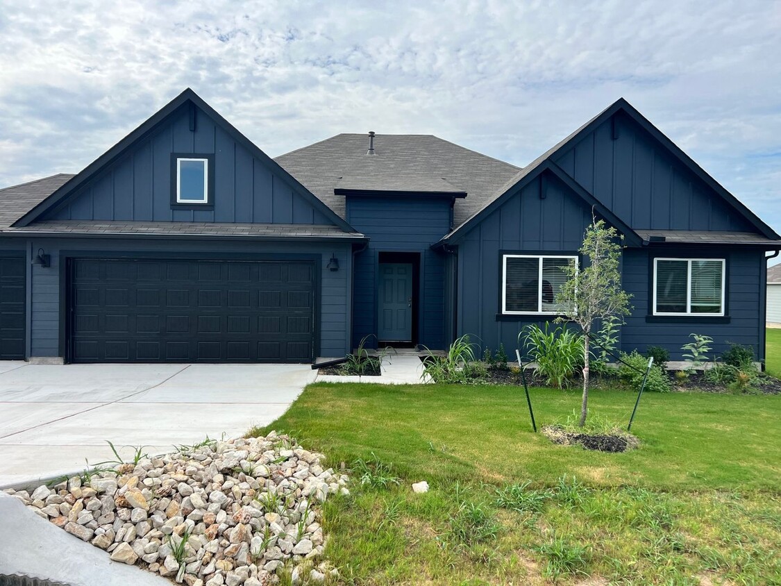 Primary Photo - 5 Bedroom Single Family Home in Lockhart