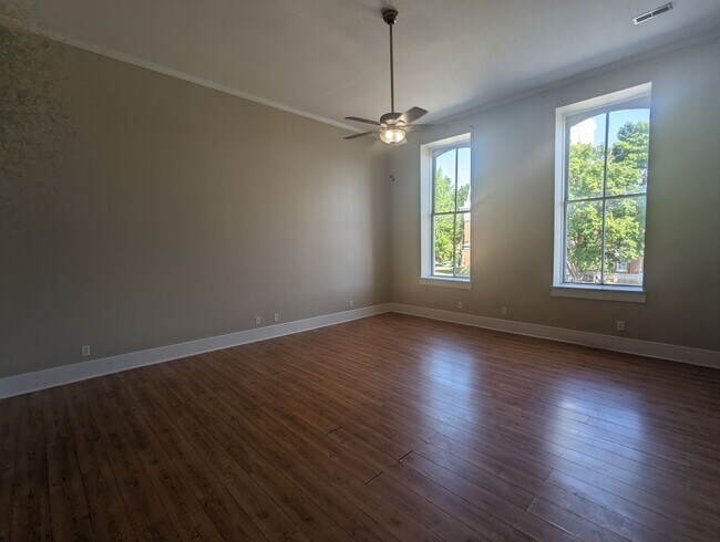 Building Photo - Huge Two+ Bedroom/Two Full Bath Apartment ...