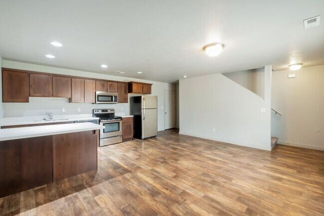 Foto del edificio - Beautiful 2 Story Townhome with Awesome Amenities + 2 car garage