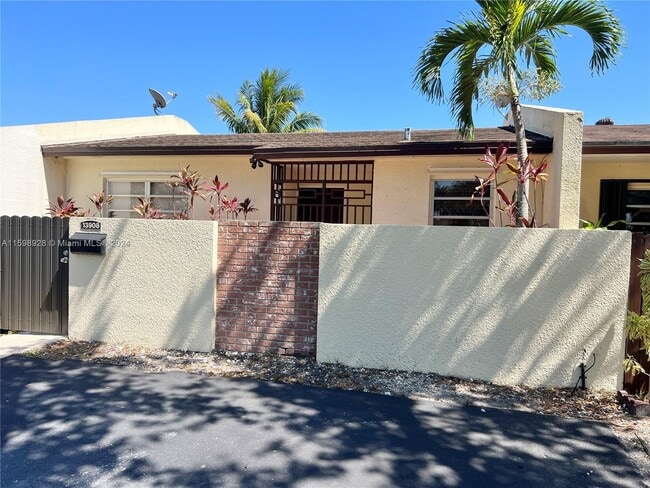 Building Photo - 13908 Kendale Lakes Dr