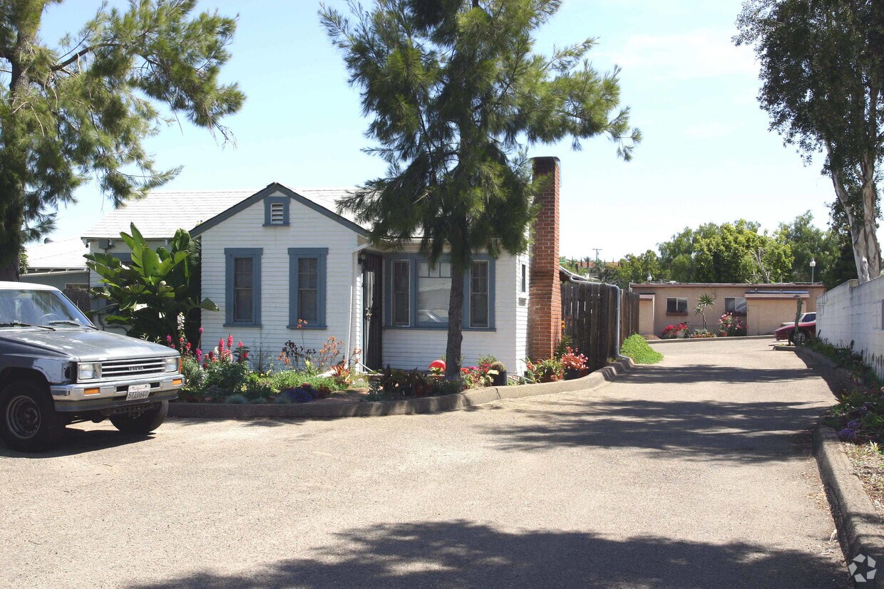 Building Photo - 4945 Comanche Dr