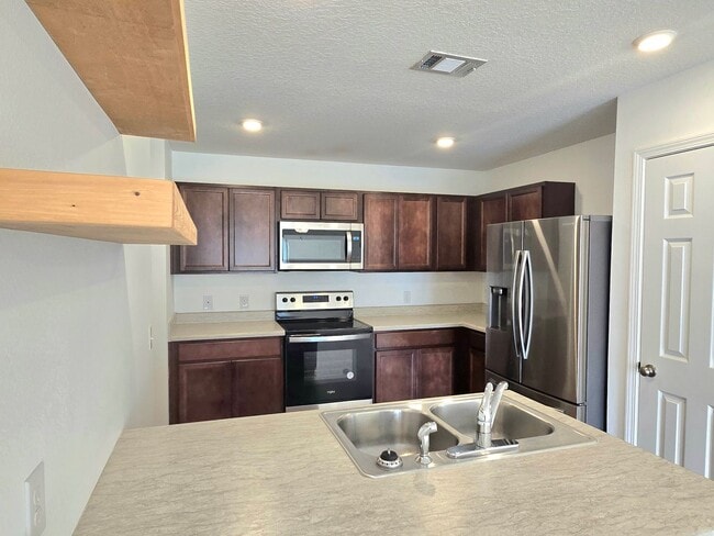 Building Photo - Charming 3-Bed/2 Bath Home