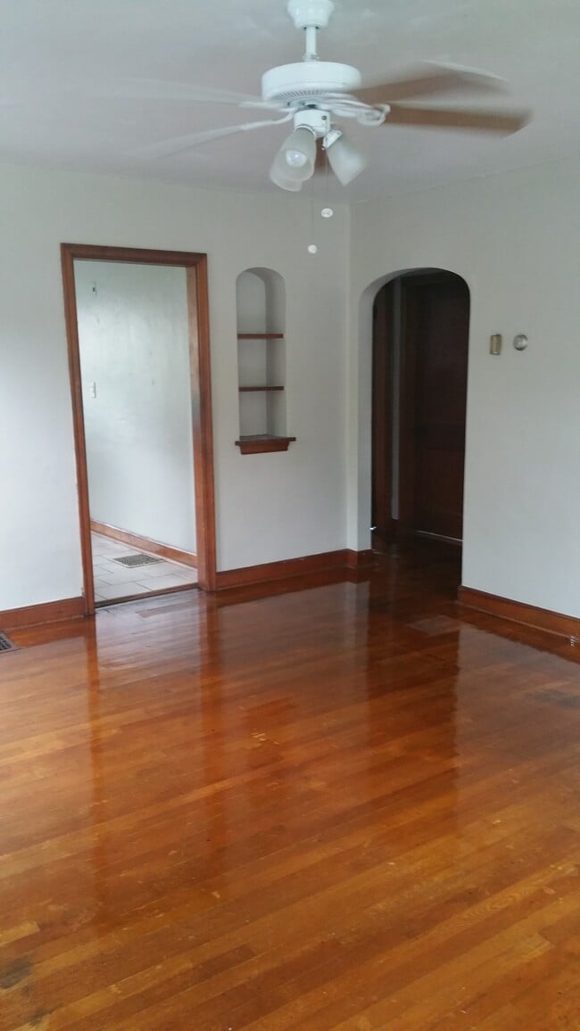 Foto del edificio - 110 S Oak St