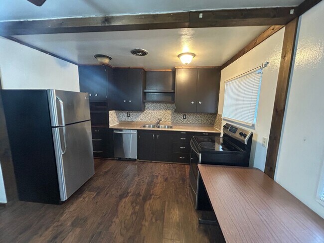 Building Photo - 3 Bedroom/1 bath Home avaiable now.