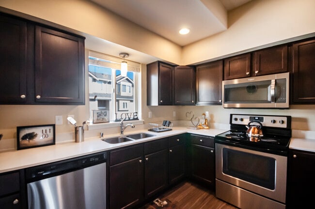 Building Photo - Lipoma Firs Townhomes