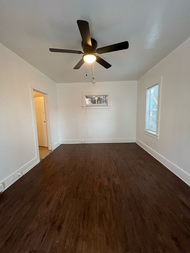 Building Photo - 1817 1/2 E Vernon Ave