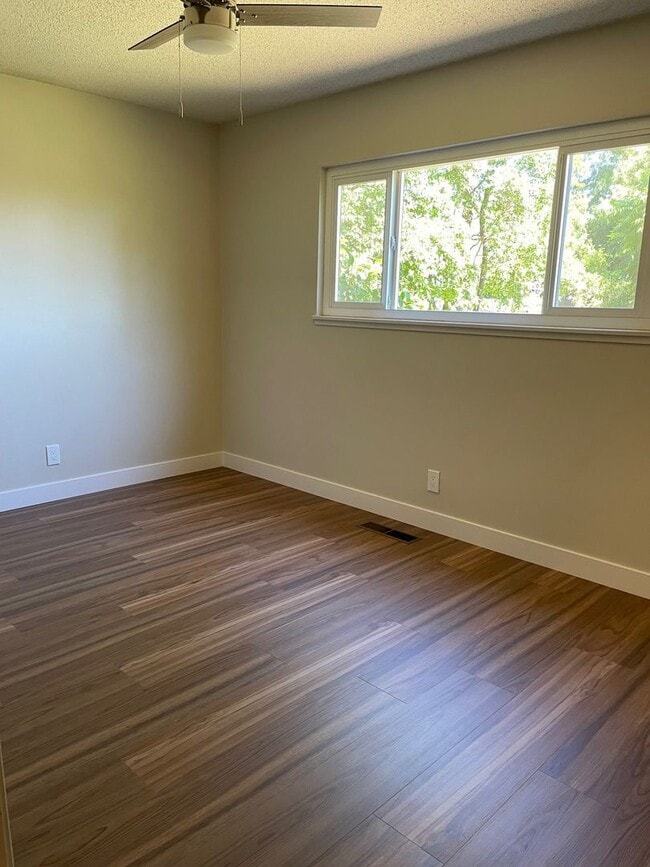 Building Photo - 3 Bedroom, 2 Bath Home