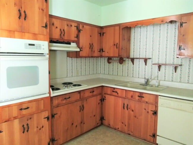 Building Photo - ~~~~~ Quaint Retro 70s Charm! ~~~~~