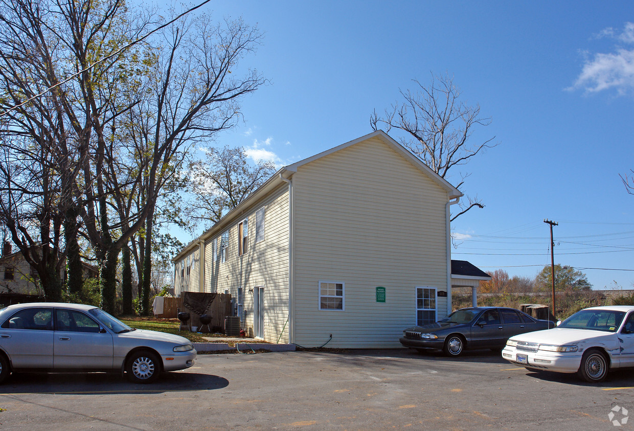 Building Photo - 119 Forest St